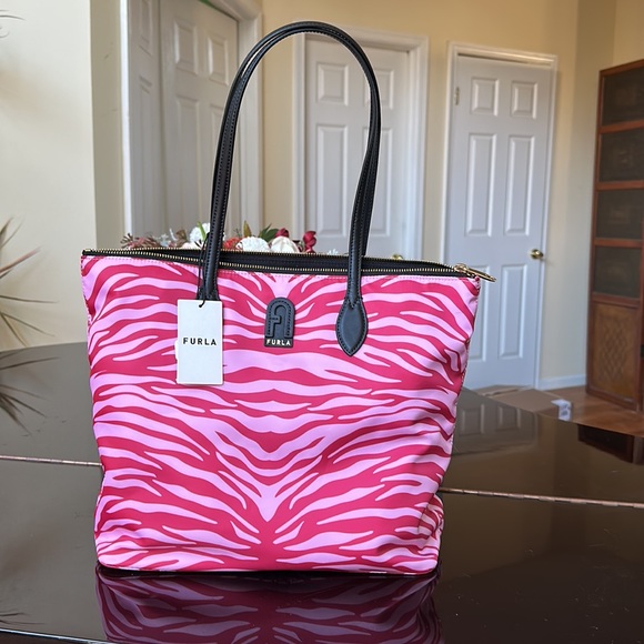 NEW!! Furla Extra Large Calypso Tote Bag – Designer Nylon & Leather Shoulder Bag - Picture 2 of 12